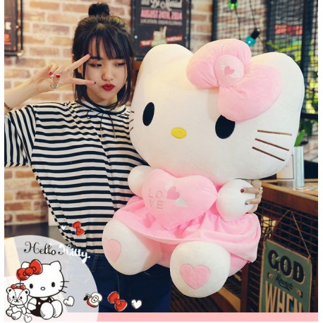 Frau hält 70 cm grosses Hello Kitty Plüschtier mit rosa Kleid, Herz und LOVE-Stickerei – perfektes Geschenk für Kinder und Fans