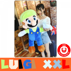 Frau mit Luigi Kuscheltier XXL 100 cm Plüschtier für grosse Umarmungen und kleine Fluchtreflexe