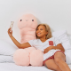 Frau macht Selfie mit Penis-Kuscheltier XXL. Witziges Geschenk mit Plüsch, Humor und 100 cm Spass