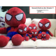 Verschiedene Spider-Man Kuscheltiere, das grösste links mit etwa 100 cm. Im Angebot ist nur dieses XXL Modell.