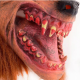 Detailaufnahme des blutig gestalteten Gebisses der Werwolfmaske