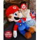 Frau mit Nintendo Super Mario Kuscheltier XXL, 100 cm grosses Plüschtier im Grössenvergleich