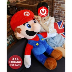 Frau mit Nintendo Super Mario Kuscheltier XXL, 100 cm grosses Plüschtier im Grössenvergleich	