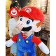 Seitenansicht: Frau mit 100 cm grossem Super Mario Kuscheltier im Arm