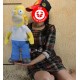 Frau hält Homer Kuscheltier ca. 55 cm Die Simpsons Fanartikel