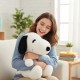 Frau umarmt ein grosses Snoopy Kuscheltier 80 Zentimeter perfekt als besonderes Geschenk