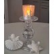 Häkelengel und Häkelstern als Weihnachtsdeko neben Glas Windlicht