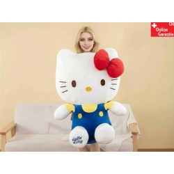 Hello Kitty XXL Kuscheltier 95 cm in den Armen auf einem Sofa