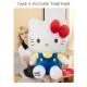 Hello Kitty XXL Kuscheltier 95 cm wird auf einem Sofa gehalten Plüschtier